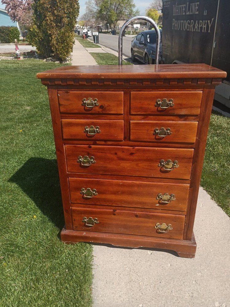 wood dresser 4ftx38x20 7 drawer