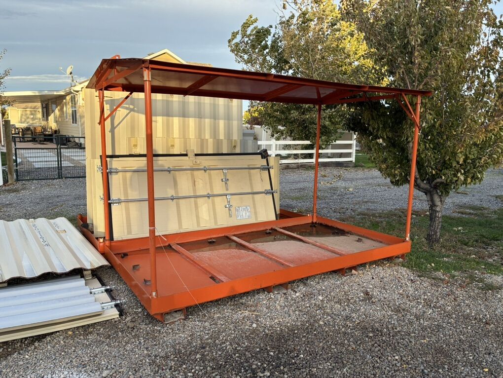 Steel Tote With Roof