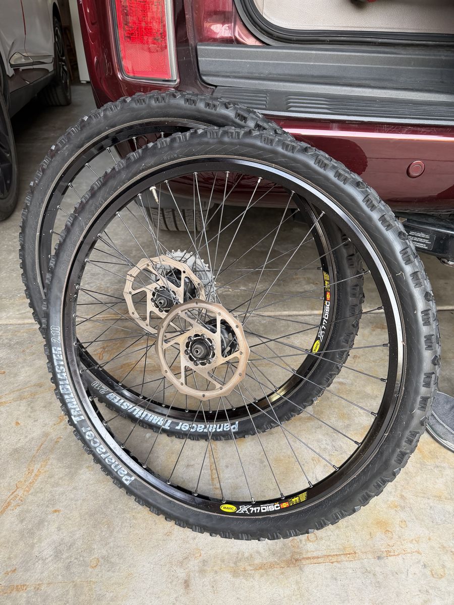 Mavic XC 717 Disc 26" Wheelset with Panaracer Tires