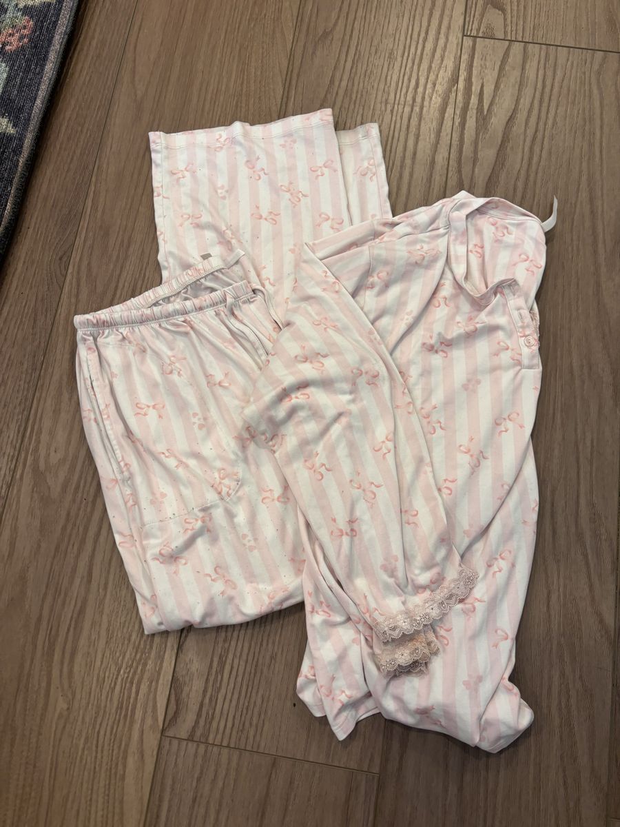 Darling ribbon/bow pattern women’s pajamas XL Located in Murray cash/Venmo. Fcfs or hold with Venmo