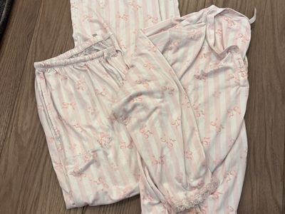 Darling ribbon/bow pattern women’s pajamas XL Located in Murray cash/Venmo. Fcfs or hold with Venmo