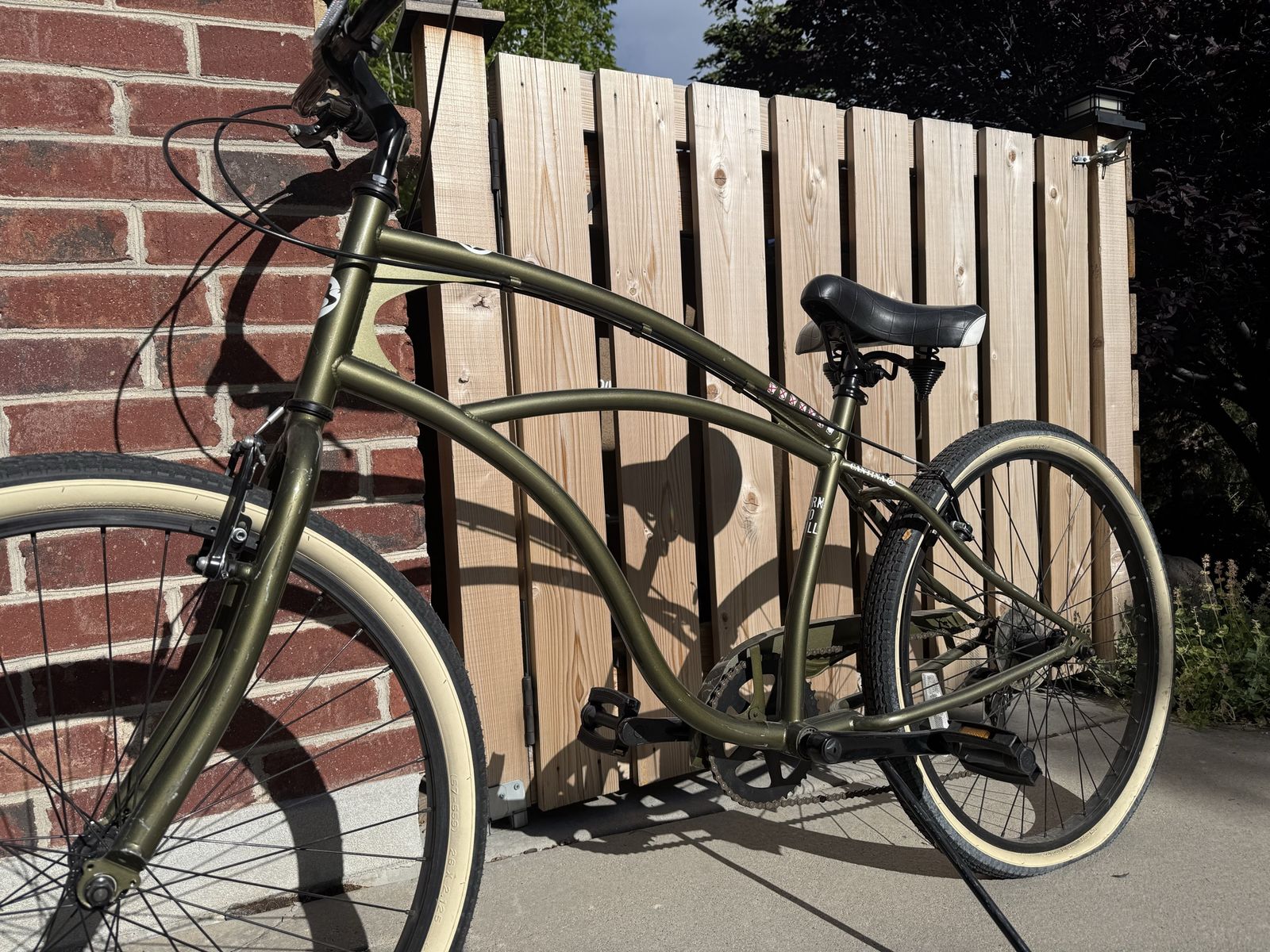 Del Sol Cantina 7-Speed Beach Cruiser by Haro