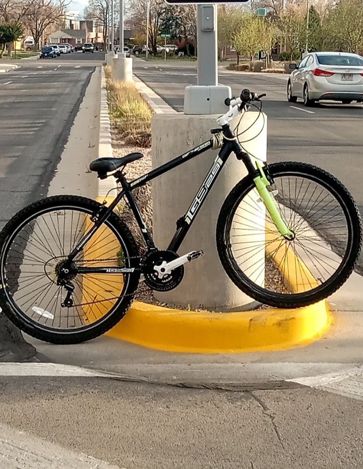 Vintage 29' Men Genesis Mountain Bike .Fast