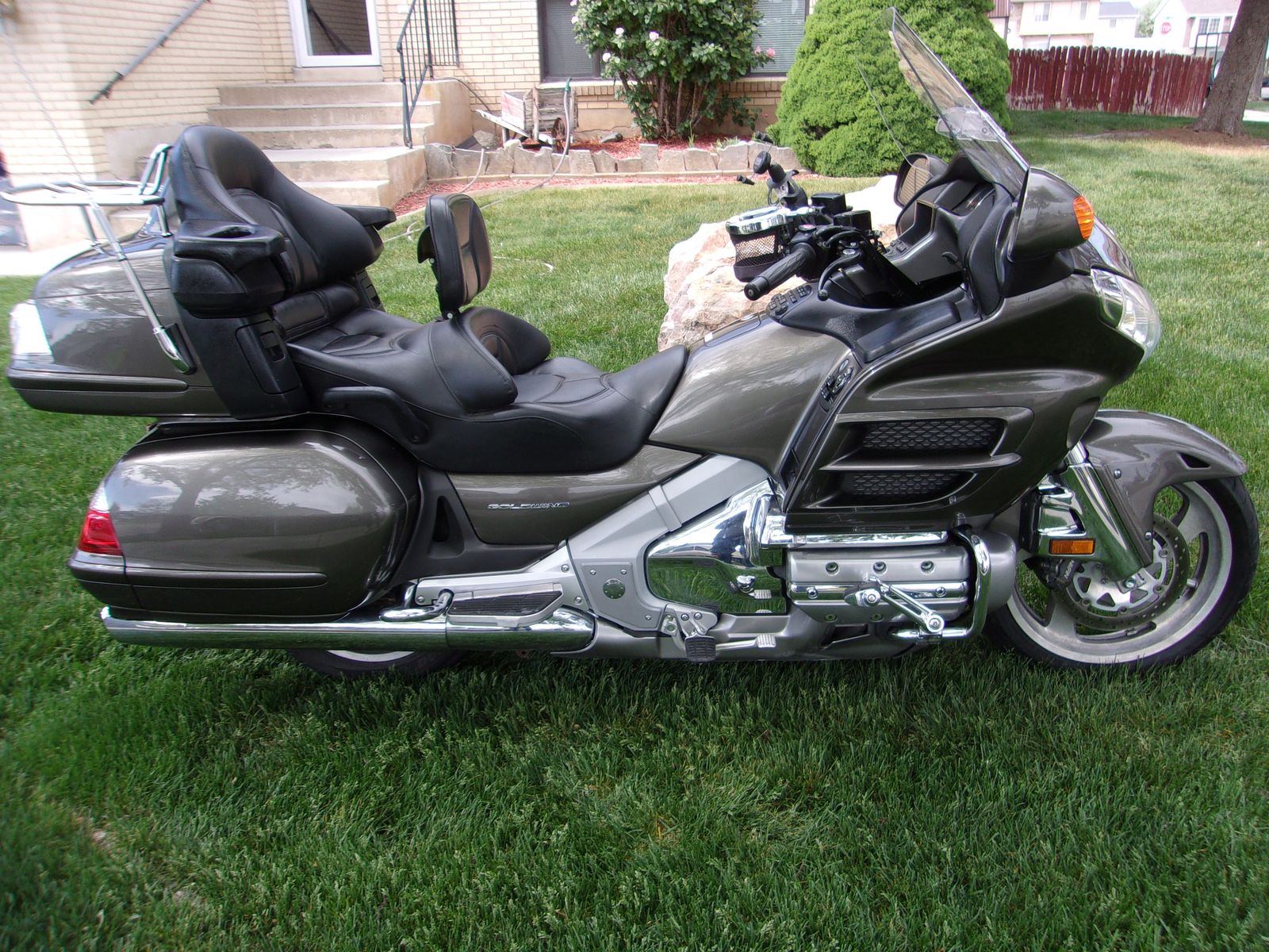 2010 HONDA GOLDWING GL1800 COMFORT/NAV EDITION, BEAUTIFUL TITANIUM, EXCELLENT