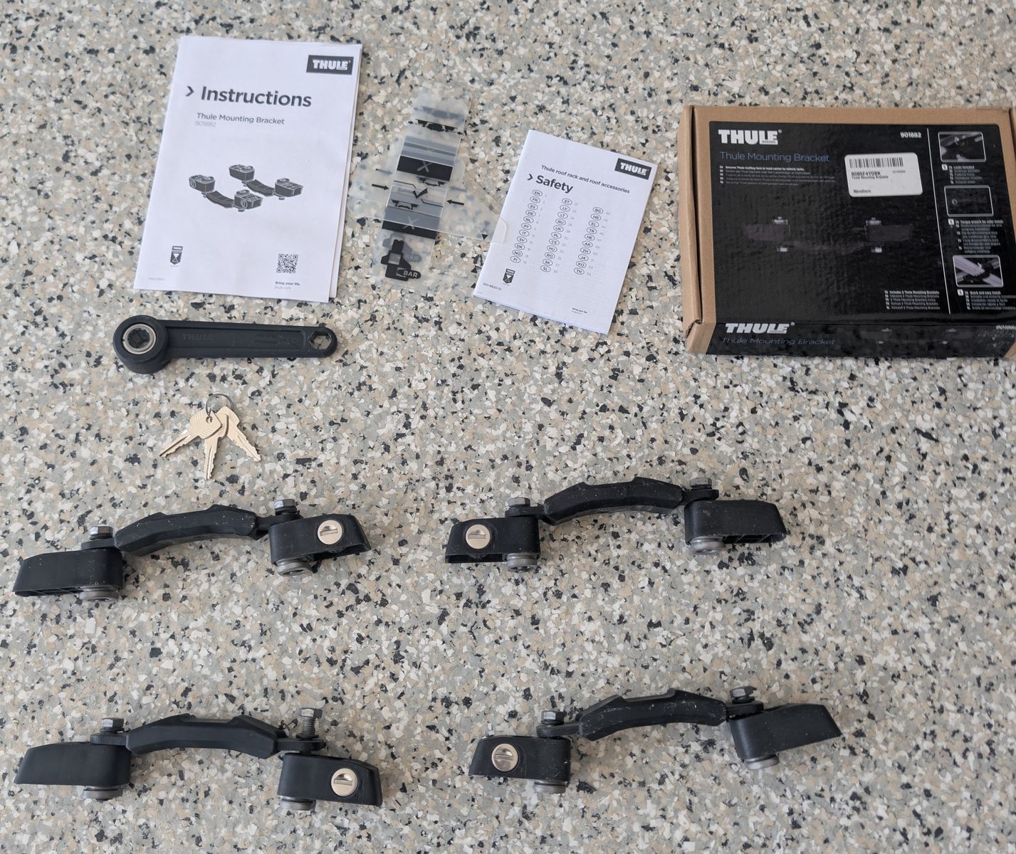 Set of four (4) Thule Mounting Brackets, with locks, keys, torque tool