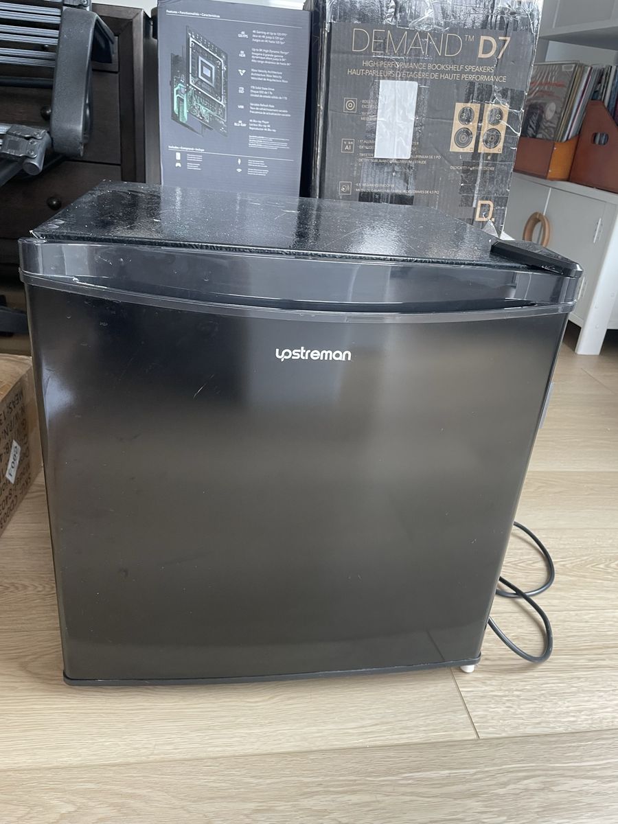 Upstreman 1.6 Cu.Ft. Black Mini Fridge Compact Refrigerator