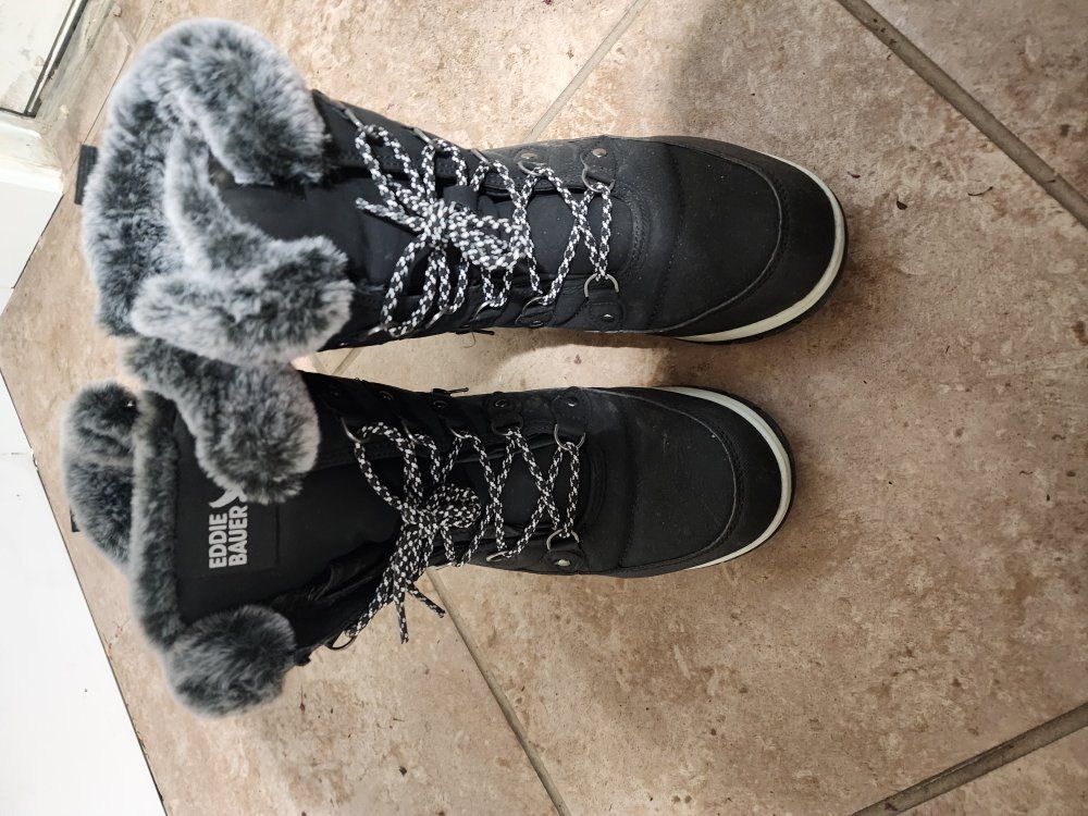 Eddie Bauer snow boots, size 9