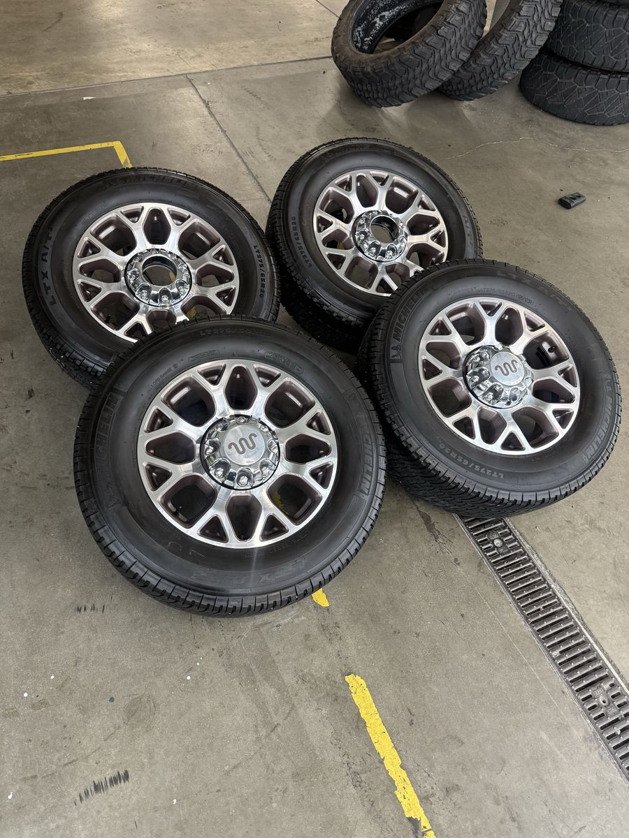 LIKE NEW 2022 F350 King Ranch OEM Wheels/275/65/20