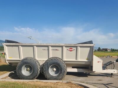 USED Kuhn Side discharge manure slinger