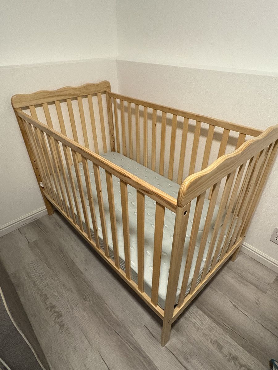 Crib With Mattress & Sheets!