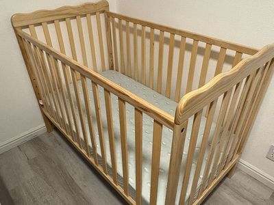 Crib With Mattress & Sheets!