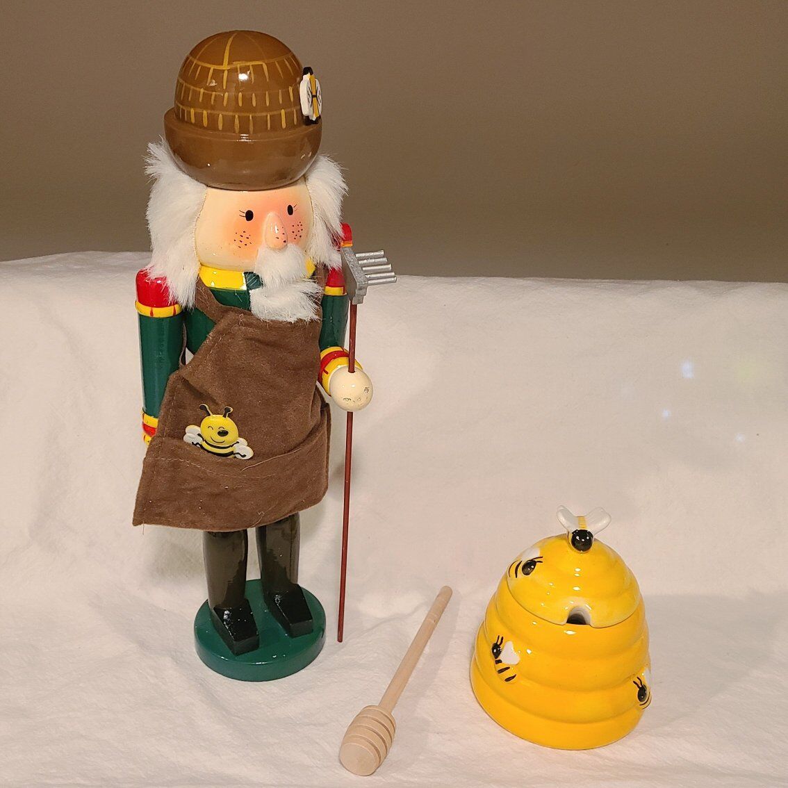 Bee Keeper Nutcracker+Honey Pot