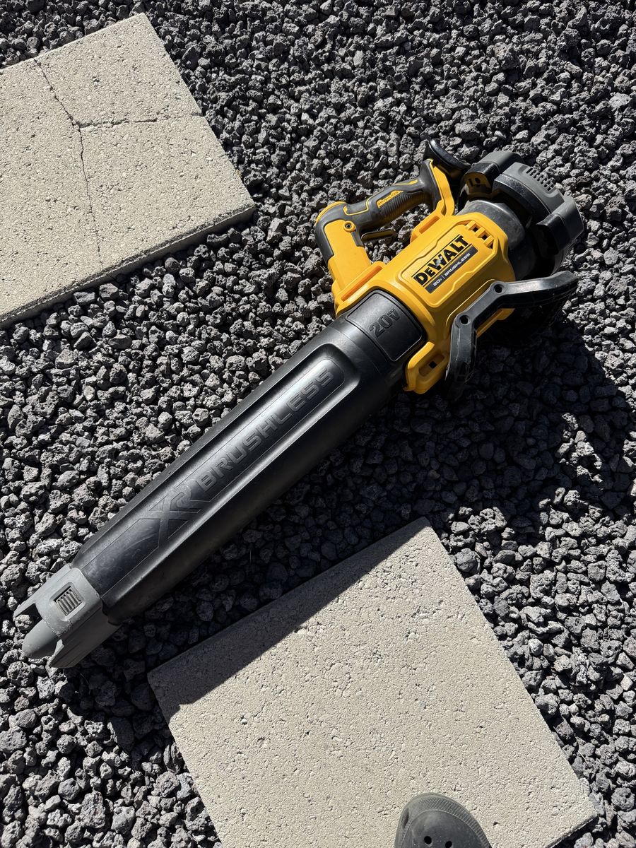 Dealt 20v blower
