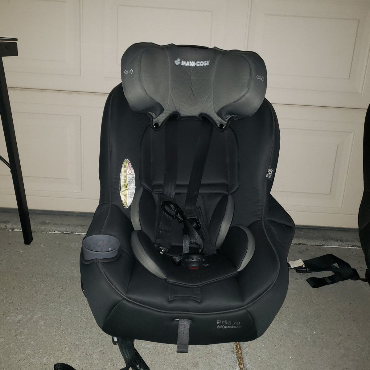Maxi Cosi car seat w/ tiny fit insert for newborn.
