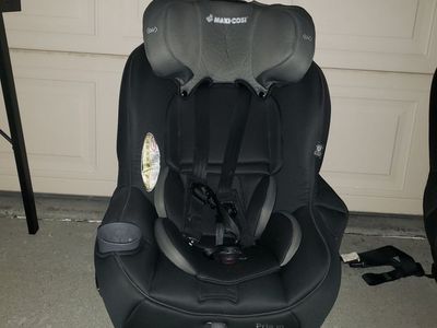 Maxi Cosi car seat w/ tiny fit insert for newborn.