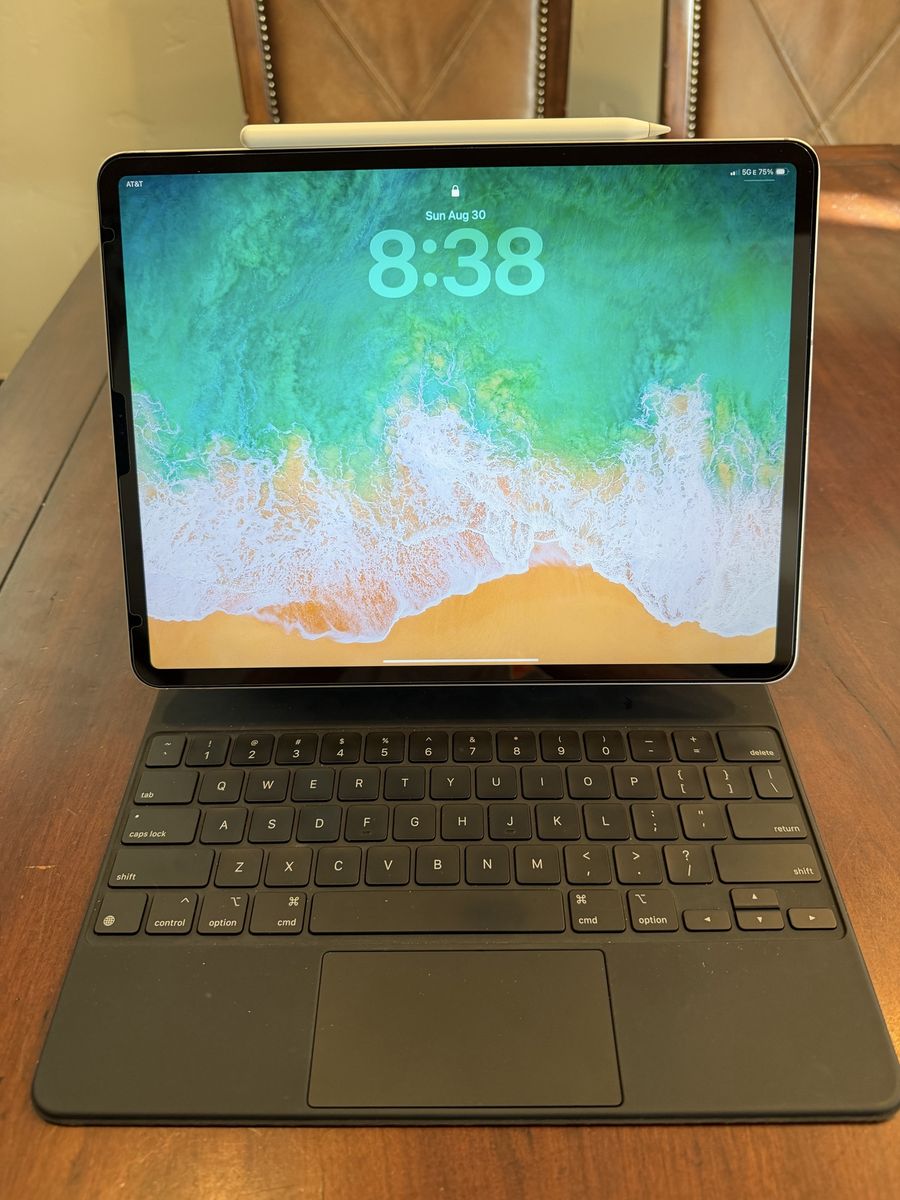 12.9 Apple iPad Pro (3rd Gen) 512G, cellular, with Magic Keyboard Case and Apple Pencil - Used Excellent Condition