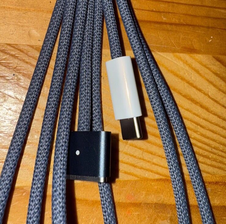 Apple USB-C To MagSafe 3 Cable.