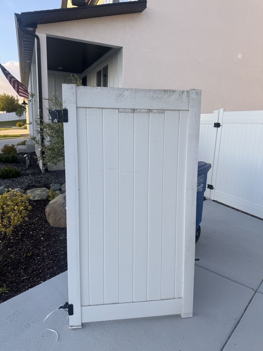 Vinyl fence gate