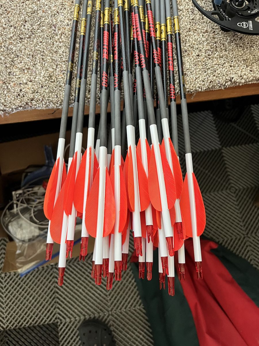 Gold Tip Hunter 400 Carbon Arrows with Orange Feathers