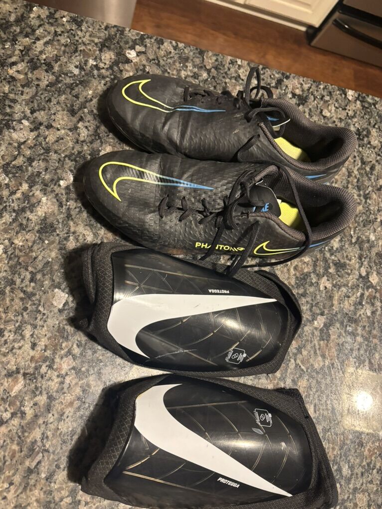 Kids Soccer Cleats Nike 5.5 With Knee Pads