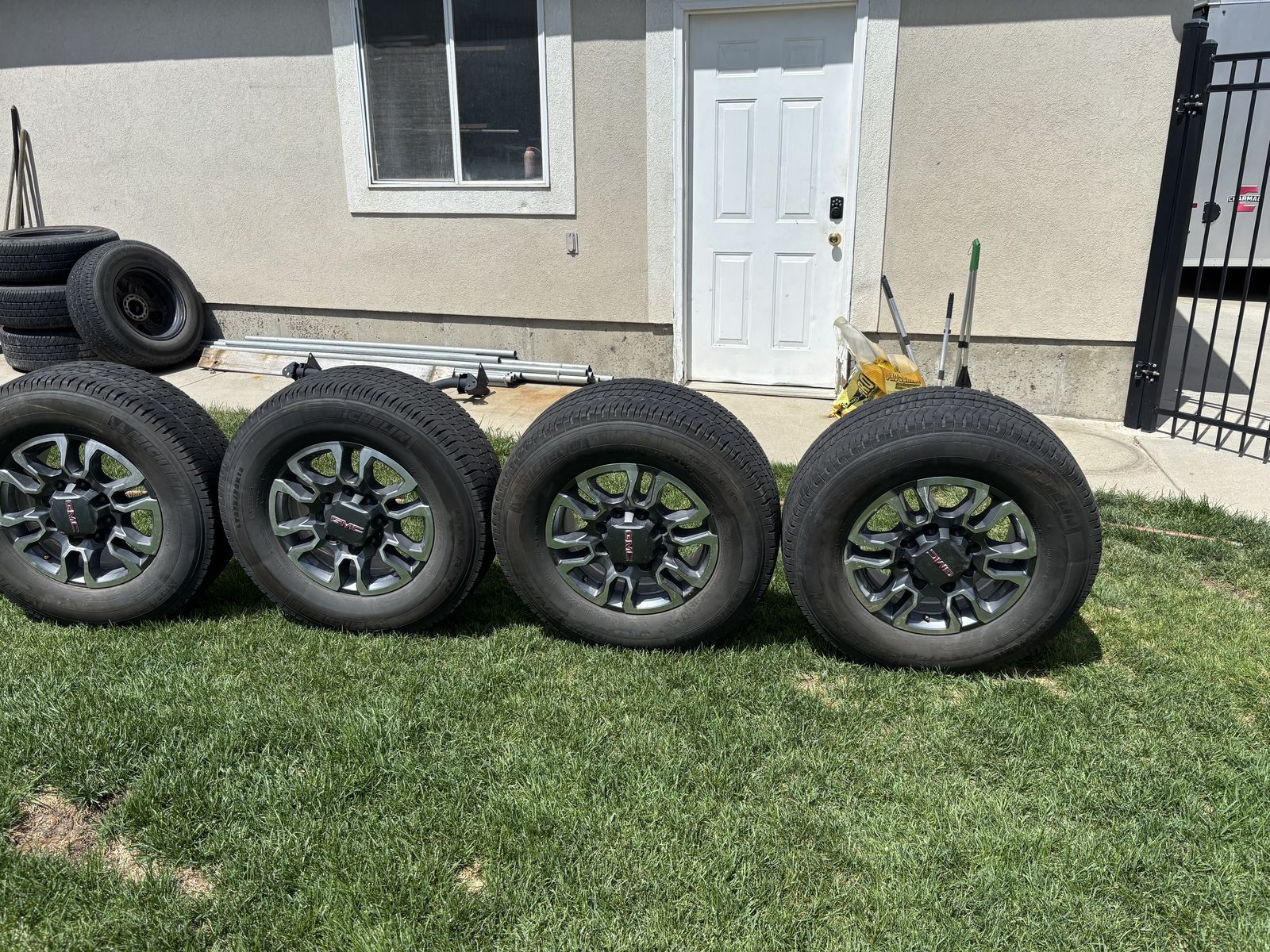 2021 GMC 3500 SLT take off 275 /70R 18