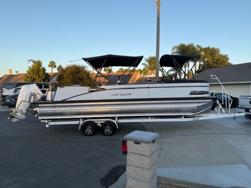 2025 Avalon Catalina Versatile Rear Lounger 25 FT