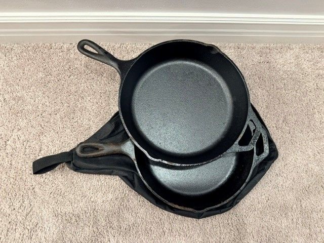LODGE SKILLETS X2 WITH CARRYING CASE