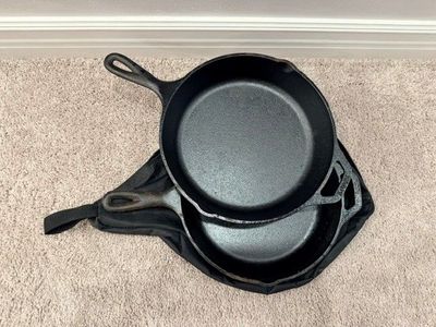 LODGE SKILLETS X2 WITH CARRYING CASE