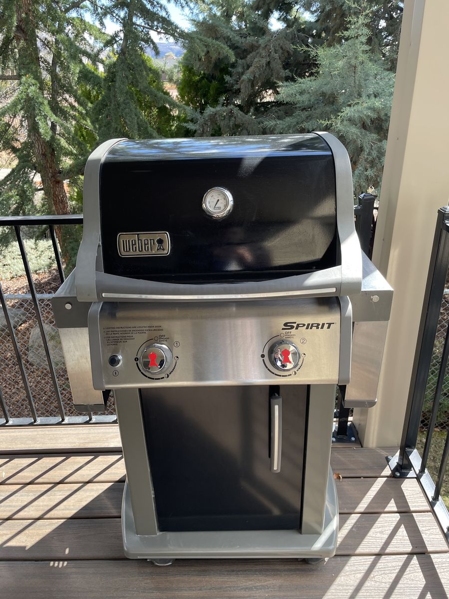 Weber Sprit BBQ with propane tanks