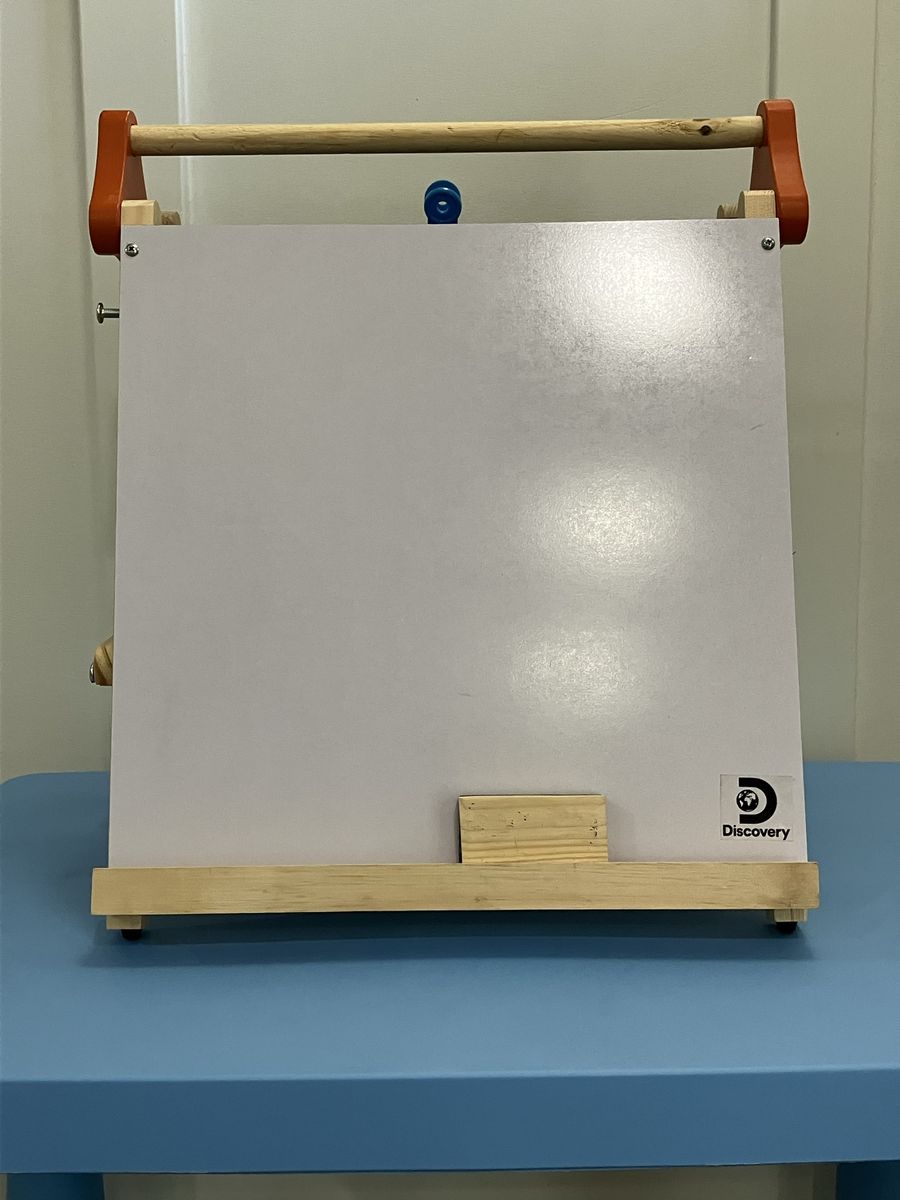 Discovery Kids Double-Sided Art Easel - Whiteboard & Chalkboard
