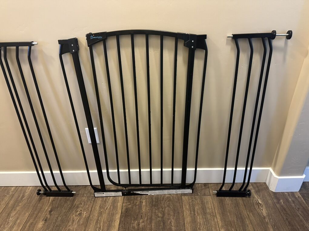 Dreambaby Extra-Wide Metal Safety Gate – Black
