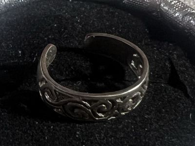 Ornate Silver Tone Adjustable Toe Ring with Swirl Design