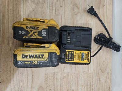 DEWALT DCB205 20V MAX XR 5Ah Lithium Ion Battery and 4Ah battery & DCB107 Charger Set