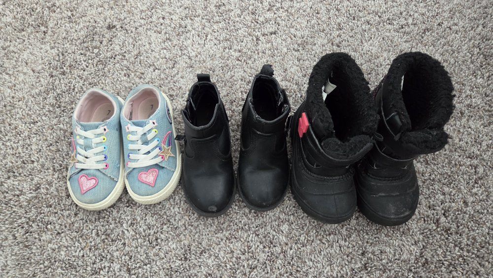 Toddler girl size 7 shoe bundle 5$