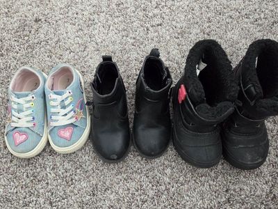 Toddler girl size 7 shoe bundle 5$