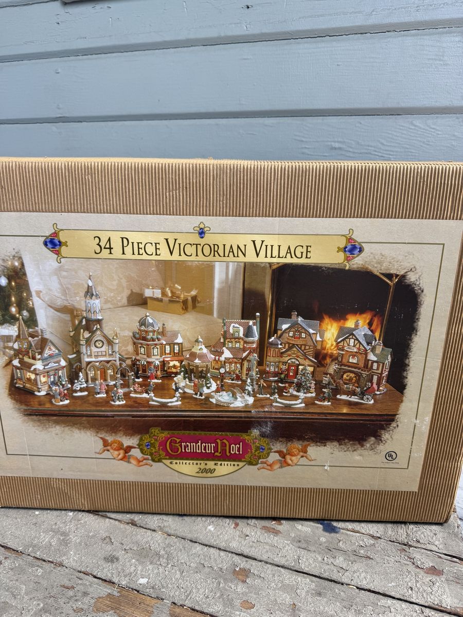 Grandeur Noel 34 Piece Victorian Village Collector's Edition 2000