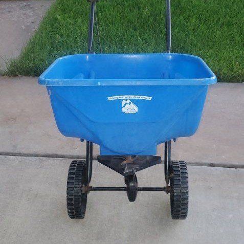 Fertilizer spreader broadcaster by IFA