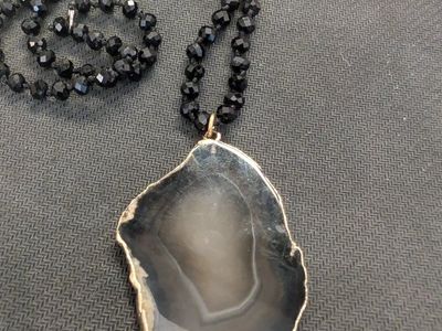Faceted Nephrite Beads & Pendant Gold Tone Chain Necklace Lobster Closure 18 in