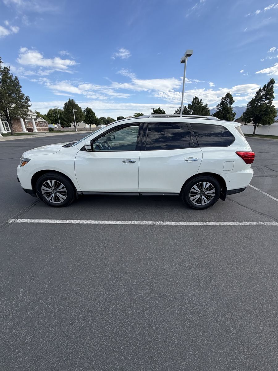 2017 Nissan Pathfinder SV