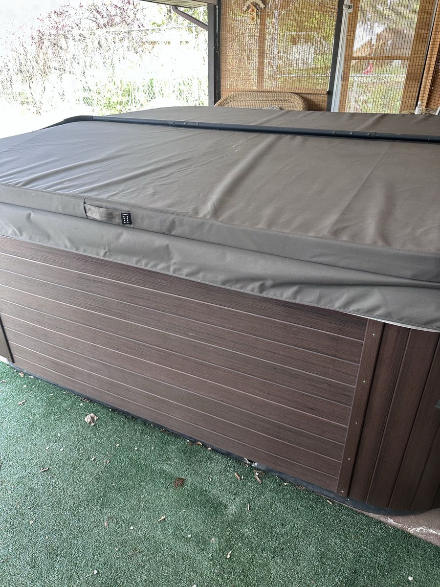 Bullfrog 5person Hot Tub