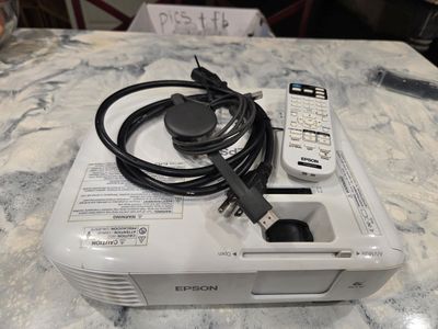 Epson Home Cinema 880 1080p Projector + Chromecast & Accessories