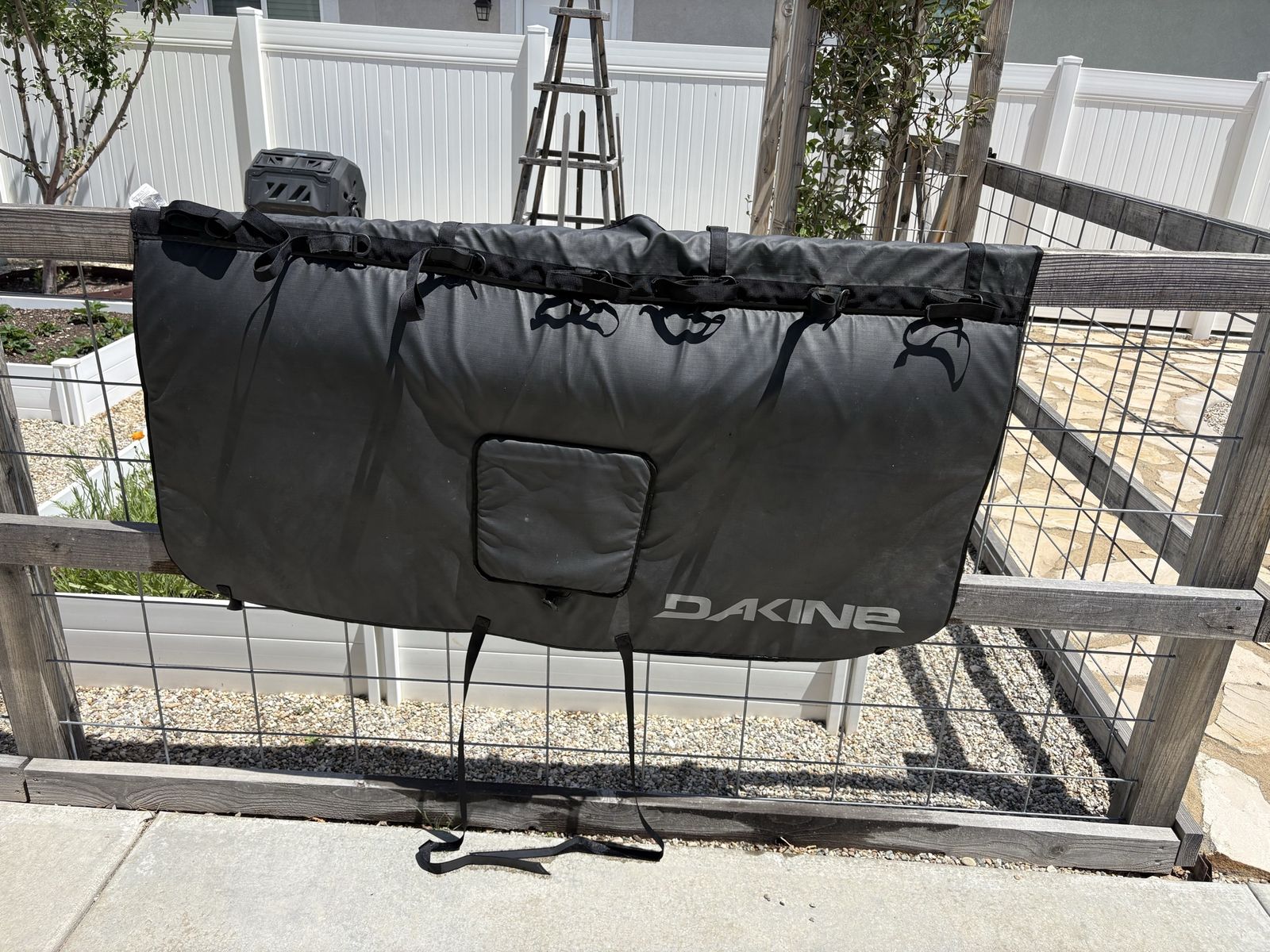 Dakine tailgate pad