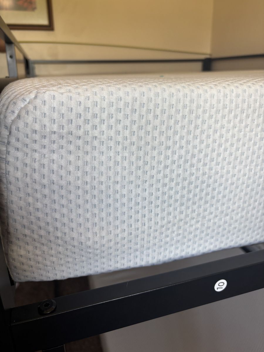 2 twin zinus 8inch memory foam mattresses