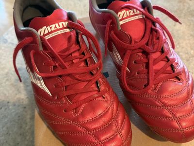 Mens Morelia Neo IV Pro Soccer Cleats Size 9