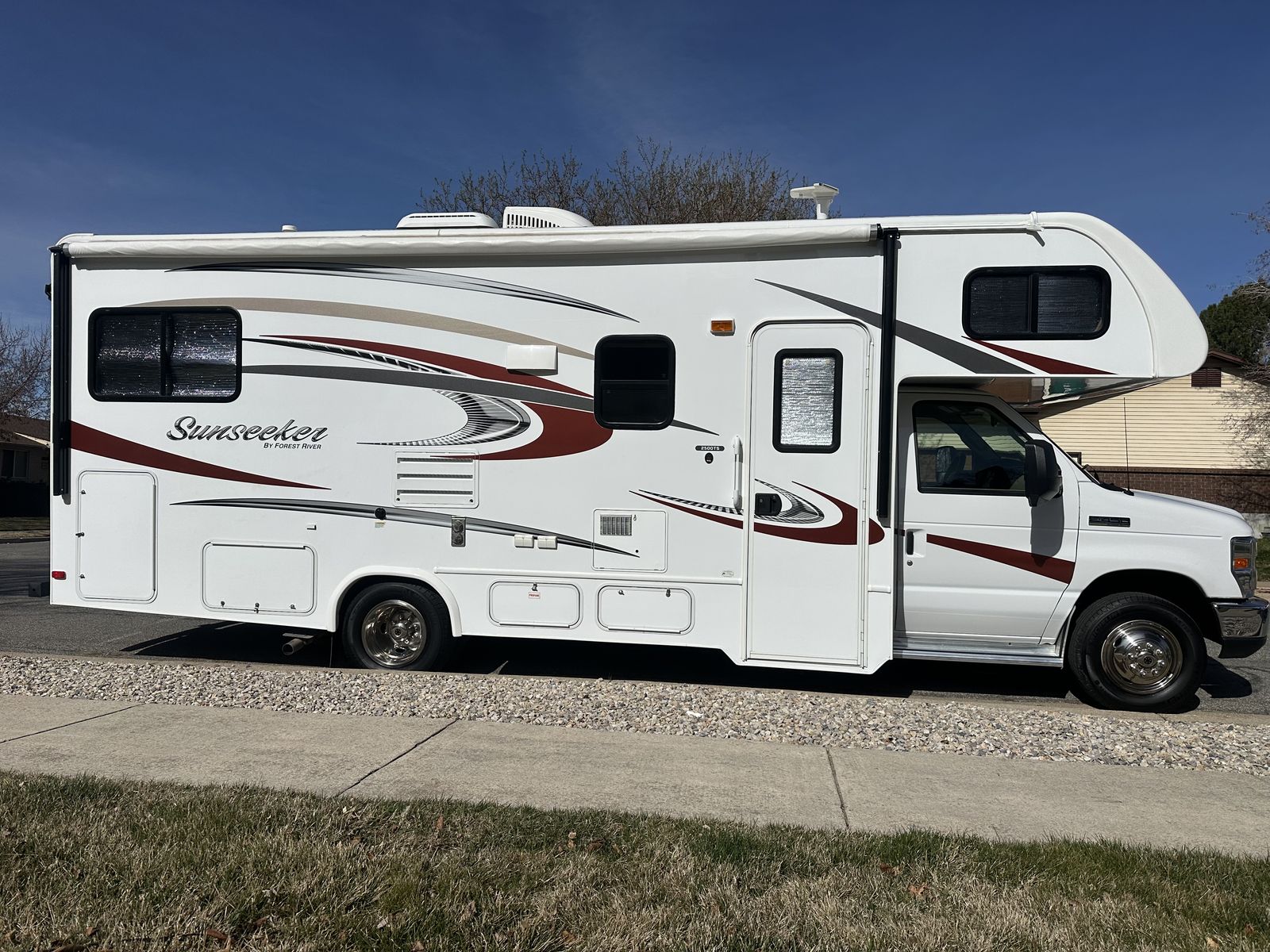 2015 Sunseeker 25ft 3 Slides Pristine