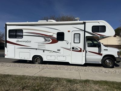 2015 Sunseeker 25ft 3 Slides Pristine