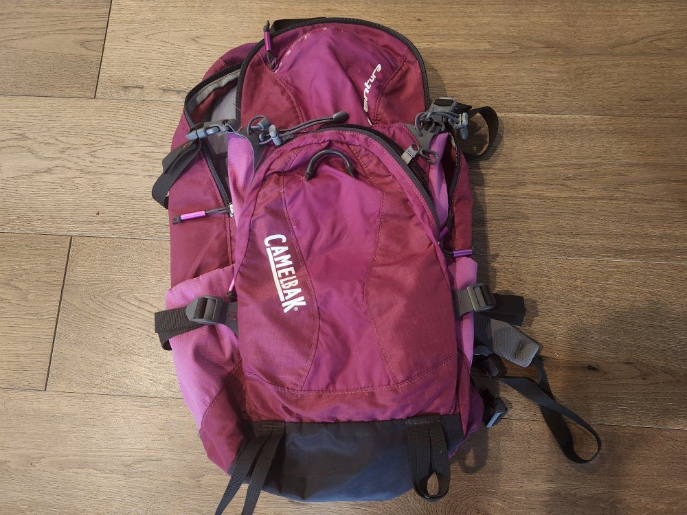 CamelBak Aventura 22L Women's Hiking Backpack – Excellent Condition, Ladies Day Back Pack Beautiful Pink & Magenta Color