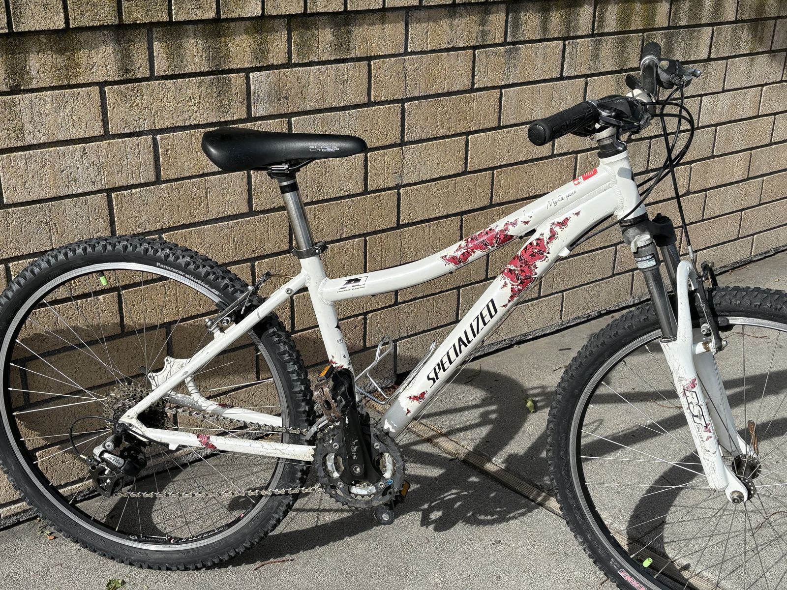 Specialized Myka Sport women’s / girls Mtn bike w front shock, lightweight aluminum, 15” frame