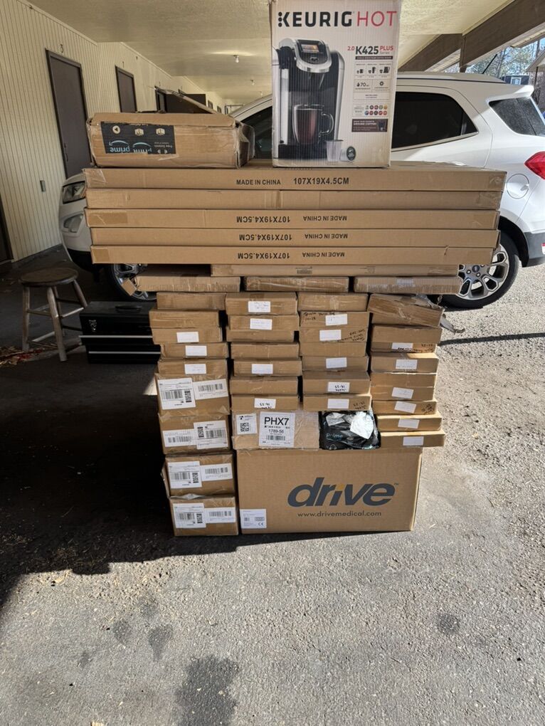 Pallet For Sale ( lots Of Brand Bew Stuff)