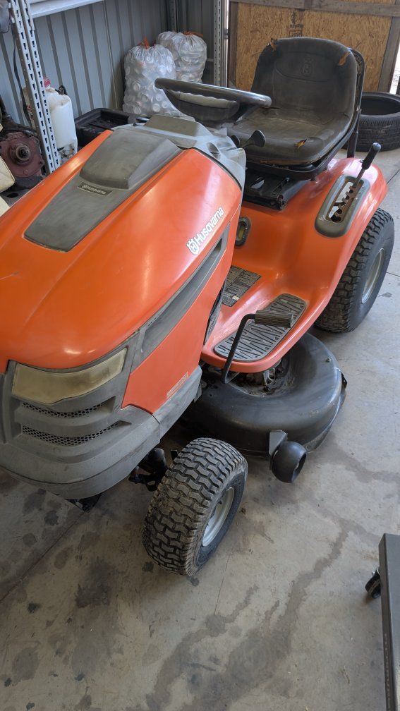 Husqvarna YTH2242T 22HP 42" Riding Lawn Mower - Briggs & Stratton Engine